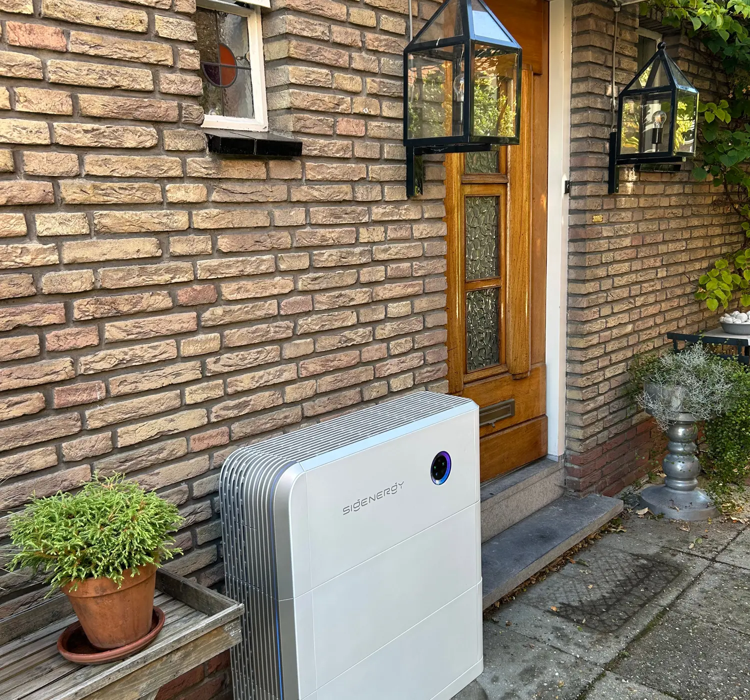 Sigenergy accusysteem buiten bij de voordeur