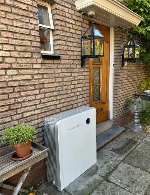 Sigenergy accusysteem buiten bij de voordeur