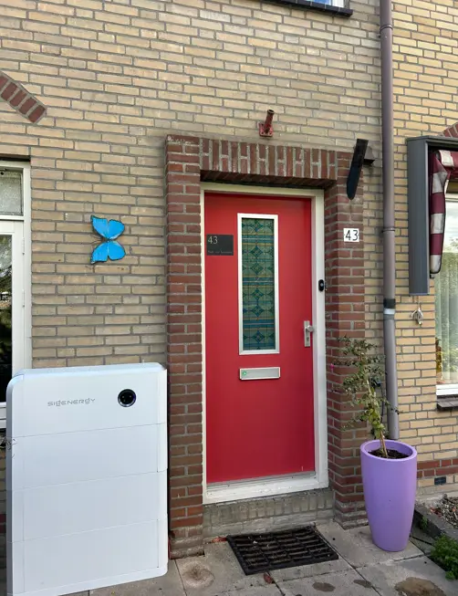 Sigenergy accusysteem buiten bij de voordeur 2